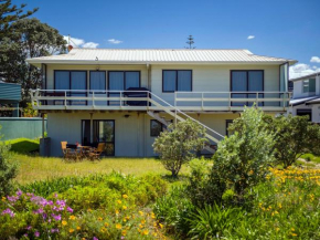 Sandy Doorstep - Whangamata Beachfront Holiday Apartment